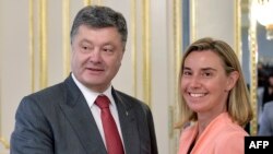 Președintele Petro Poroșenko cu Federica Mogherini, candidată la conducerea politicii externe a UE, la Kiev la 7 iulie