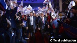 Հայաստան – Նախագահ Սերժ Սարգսյանն ու վարչապետ Կարեն Կարապետյանը ժամանում են նախընտրական հանրահավաքի, 31-ը մայիսի, 2017թ․