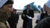 Правозащитник Вадим Курамшин беседует с родственниками заключенных, которые хотят подать жалобу на их условия содержания в тюрьмах. Астана, 1 апреля 2011 года. 