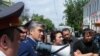 Космонавт Салижан Шарипов кыргыз элчилигинин алдына нааразылыкка чыккандар менен. Москва, 2010-жылдын июну. 