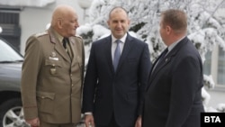 Президентът Румен Радев (в средата), министърът на отбраната Красимир Каракачанов (вдясно) и началникът на отбраната Андрей Боцев