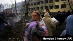 Наслідки обстрілу лікарні в Маріуполі, 9 березня 2022 року. МВС України заявляє, що лише в цьому місті загинули щонайменше 2 тисячі цивільних, представники міської влади говорять про ще більше число жертв