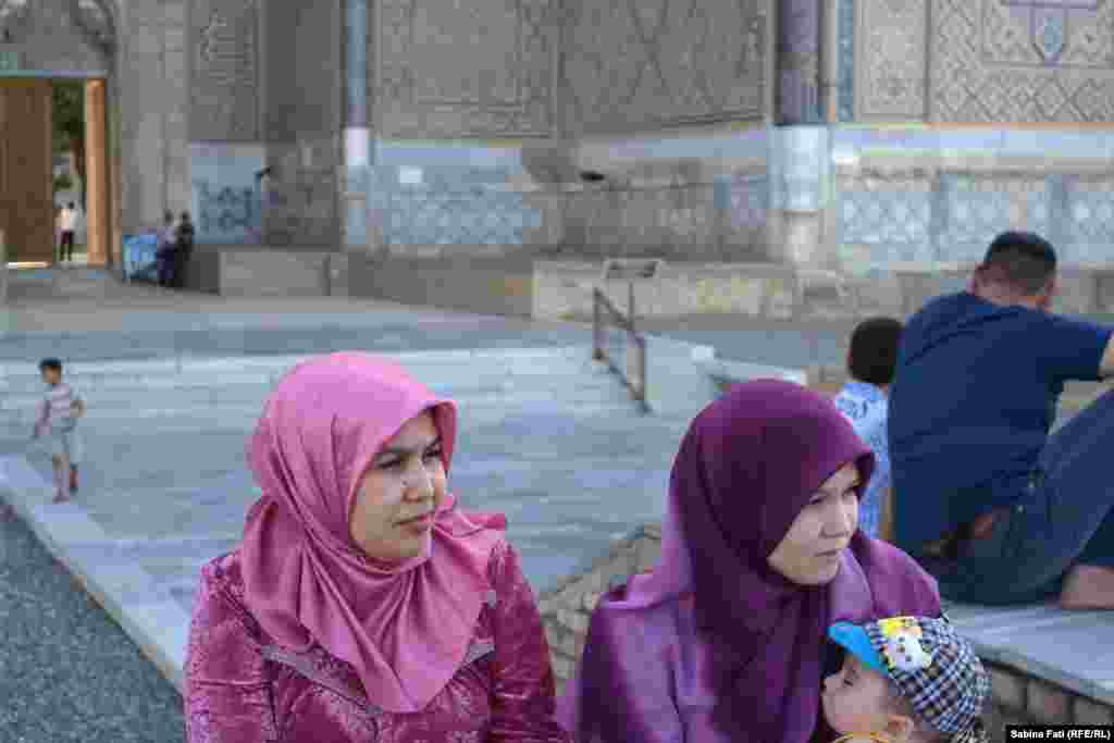 Femei în fața moscheii Bibi Hanim, Samarkand, Uzbekistan.