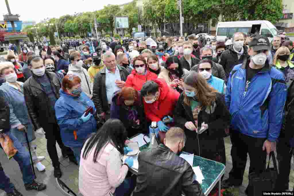 Some of the attendees signed up to back the candidacy of Tsikhanouski&#39;s wife, Svitlana Tsikhanouskaya.