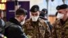 MIlitari controlează călătorii la gara din Milano, după ce întregul oraș a fost pus în carantină dar multă lume l-a părăsit fără autorizație. 9 martie 2020.