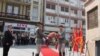 Претседателот Ѓорге Иванов положува цвеќе пред споменикот на Ченто во центарот на Скопје.