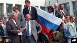 Orsýetiň prezidenti Boris Ýeltsin tankyň üstünde GKÇP-ä garşy çykýar, Moskwa, 1991-nji ýylyň 19-njy awgusty.