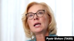 Людмила Денісова зазначила, що «протягом листопада російські суди схвалили два дискримінаційних рішення» щодо храмів Православної церкви України в Сімферополі і Євпаторії
