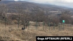 რუსეთის საოკუპაციო ძალების წარმომადგენლები და დე ფაქტო რესპუბლიკის მესაზღვრეები გორის მუნიციპალიტეტის სოფელ გიგუტიაანთკარში 20 იანვარს გამოჩნდნენ და ძელების მონტაჟი დაიწყეს. 