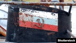 Частина покинутого старого іржавого корабля