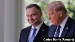 Президент Польщі Анджей Дуда (ліворуч) та президент США Дональд Трамп (праворуч), 24 червня 2020 року