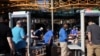 Detroit: după ce s-au vaccinat la centrul organizat de echipa locală de fotbal american, suporterii pot intra în stadion, la meci, Detroit, Michigan, SUA, 11 iunie 2021. 