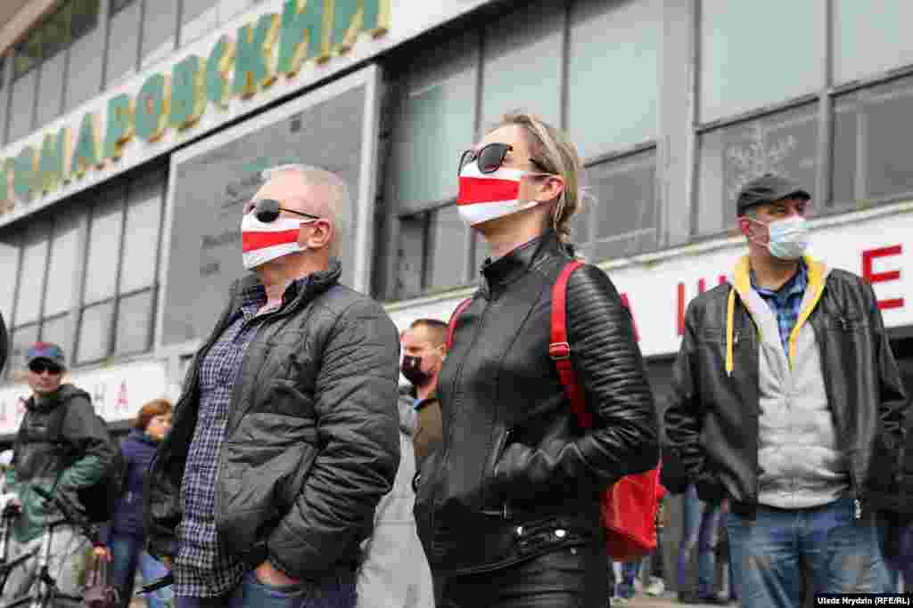Many of those who turned up near the market in Minsk on May 24 wore masks and practiced physical distancing. Lukashenka has called the COVID-19 pandemic a &quot;psychosis,&quot; despite the climbing number of cases and deaths in Belarus.