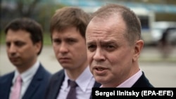 ივან პავლოვი (მარჯვნივ) ესაუბრება მედიას. 2021 წლის 29 აპრილი.