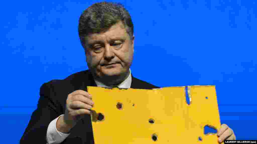 Президент Петро Порошенко продемонстрував фрагмент автобуса, який потрапив під обстріл з «Градів» біля Волновахи, під час виступу на Всесвітньому економічному форумі в Давосі, 21 січня 2014 року