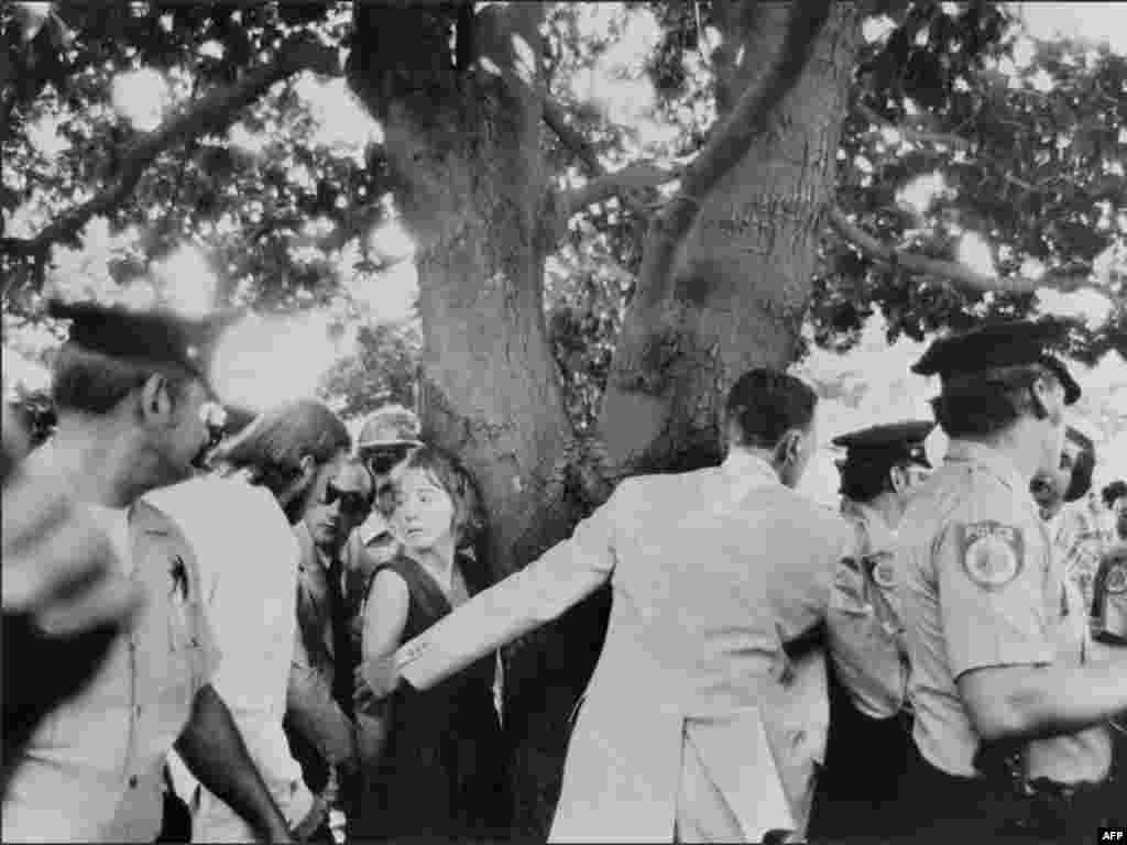 1975 წელს პრეზიდენტ ჯერალდ ფორდს ერთი თვის განმავლობაში ორჯერ დაემუქრნენ ცეცხლსასროლი იარაღით. - 1975 წლის 5 სექტემბერს ლაინეტ ფრომი (ხესთან) უშიშროების სამსახურის აგენტმა გააკავა მას მერე, რაც მან პისტოლეტი მოუღირა ფორდს, რომელიც კალიფორნიის შტატის ქალაქ საკრამენტოში იყო ჩასული. 1975 წლის 22 სექტემბერს სარა ჯეინ მურმა სან ფრანცისკოში ვიზიტისას ესროლა ფორდს. ტყვია ასცდა ამერიკის პრეზიდენტს.