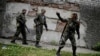 Проросійські бойовики охороняють свою базу в покинутому шпиталі в селі Семенівка, 27 травня 2014 року