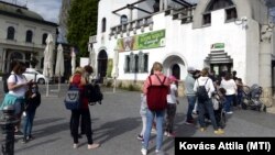 Látogatók várakoznak a nyitásra a Fővárosi Állat- és Növénykert bejáratánál 2021. május 1-jén
