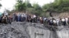 Люди біля шахти, де стався вибух, Іран, 3 травня 2017 року 