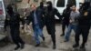 Правоохранители ведут Жирайра Сефиляна и Геворка Сафаряна в Следственный комитет на допрос, 9 апреля 2015 г.