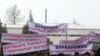Митингуют сторонники бывшего губернатора Баткенской области, 1 февраля 2012г.