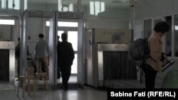 Punct de control al călătorilor în gara Hami