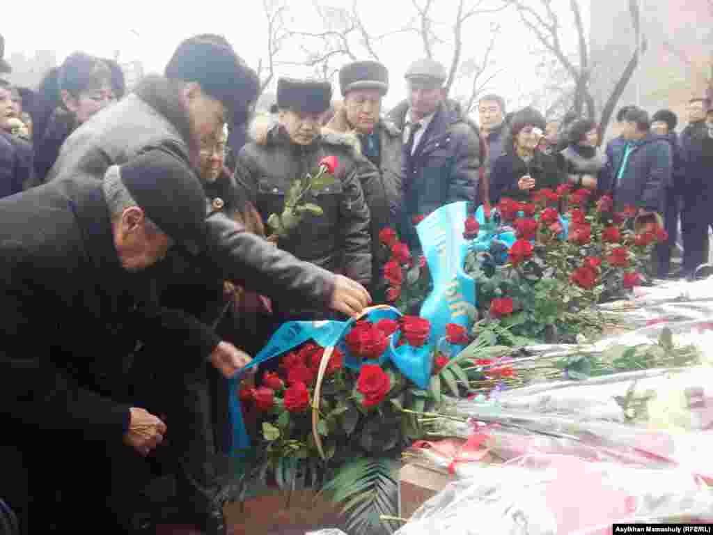 Цветы к монументу теперь возлагают рядовые участники церемонии. 