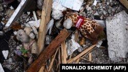Дитячі іграшки на руїнах будівлі, знищеної під час масштабної війни Росії проти України. Місто Бородянка, що на Київщині, 8 квітня 2022 року