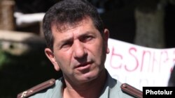 Ազատամարտիկ Վոլոդյա Ավետիսյանը Երևանի Ազատության հրապարակում բողոքի ակցիայի ժամանակ, հունիս, 2013թ․