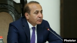 Armenia - Prime Minister Hovik Abrahamian chairs a cabinet meeting in Yerevan, 2Jun2016.