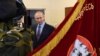 Лідер РФ Володимир Путін стоїть перед прапором із зображеннями Володимира Леніна та Йосипа Сталіна, Іваново, Росія, 6 березня 2020 року