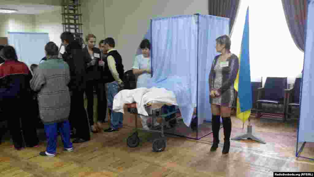 Лежачий хворий голосує на виборчій дільниці у Харкові
