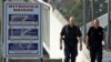 Policajci EULEKS-a na glavnom mostu preko Ibra u Mitrovici, septembar 2011.