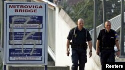 Policajci EULEKS-a na glavnom mostu preko Ibra u Mitrovici, septembar 2011.