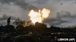 Українські військові ведуть вогонь із самохідної артилерійської установки по позиціях російської армії, жовтень 2022 року 