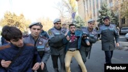 Акция протеста перед зданием Конституционного суда Армении