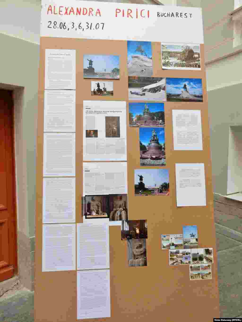 Panoul de presentare al Alexandrei Pirici (România) la intrarea în Palatul Marelui Stat Major.