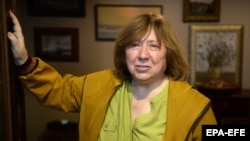 Світлана Алексієвич, кажуть люди з її оточення, поїхала в Європу на лікування