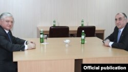 Встреча глав МИД Армении и Азербайджана - Эдварда Налбандяна (слева) и Эльмара Мамедъярова, Киев, 4 декабря 2013 г. (Фотография - пресс-служба МИД Армении)