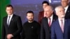 Presidenti ukrainas, Volodymyr Zelensky, në qendër, shikon drejt presidentit hungarez, Tamas Sulyok, djathtas, gjatë një fotoje në grup në një samit në Lituani në prill 2024.