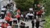 Demonstranti držeći transparente na dan početka štrajka, nakon što sindikat nije uspeo da postigne dogovor s avio-kompanijom, na aerodromu Vancouver u Richmondu, Britanska Kolumbija, Kanada, 16. avgusta 2025.