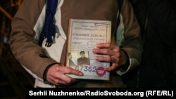 Активіст із книгою «Справа Василя Стуса» під будівлею суду, 20 жовтня 2020 року