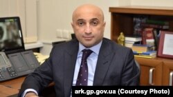 «Нестерпні умови проживання, численні незаконні обшуки, затримання, позбавлення волі змушують корінний народ півострова залишати Крим», – заявив заступник генпрокурора України Гюндуз Мамедов