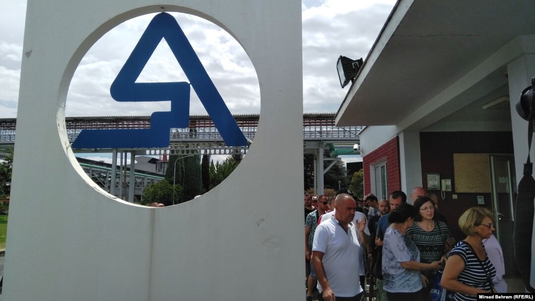 Radnici Aluminija ispred fabrike, nakon odluke o gašenju, 10. jul 2019. 