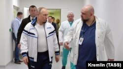 Путин Москвадаги коронавирус беморлари учун махсус шифохонага ташрифи чоғида - 24 март, 2020 