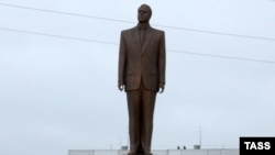 Памятник Г.Алиеву в Ульяновске, Россия, 24 ноября 2009