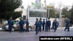 Полиция в Туркменабаде (иллюстративное фото)