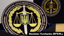 Ім’я та прізвище прокурора офіційно не вказано. Чиновник, який не був уповноважений розмовляти з медіа та захотів залишитися анонімним, повідомив Крим.Реалії, що заочно винесено вирок Сергію Няньчуру