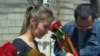 Гражданский активист Ермек Нарымбаев с цветами встречает Мольдир Адилову (слева) после ее выхода из спецприемника для административно арестованных, где она пробыла 15 суток по обвинению в призывах к участию в несанкционированном митинге. Алматы, 2 июня 2016 года.