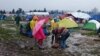 Дел од бегалците го напуштаат кампот во Идомени